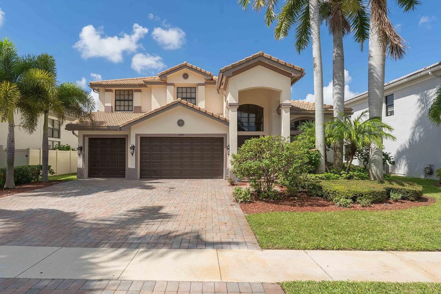 5 bed, 3379 sqft, $4,900 — Photo 2