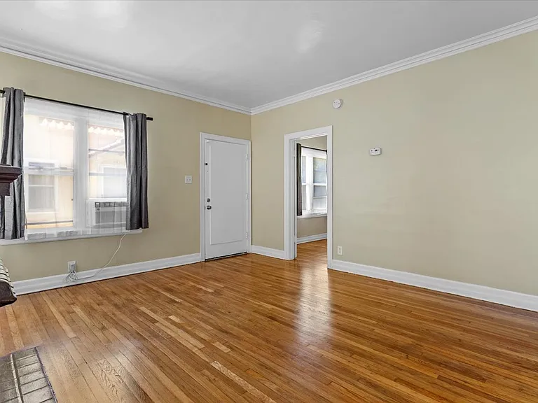 4854 1/4 Mascot St — Photo 5