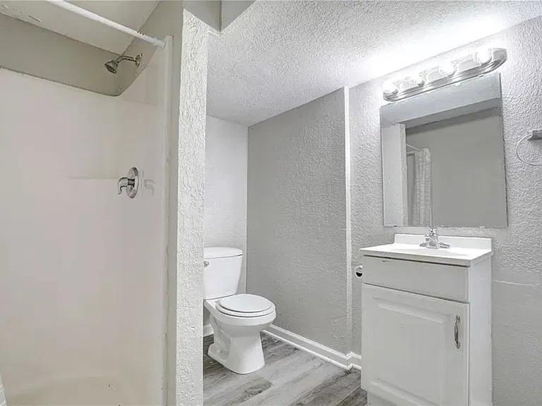 408 NE Lakeview Dr — Photo 12