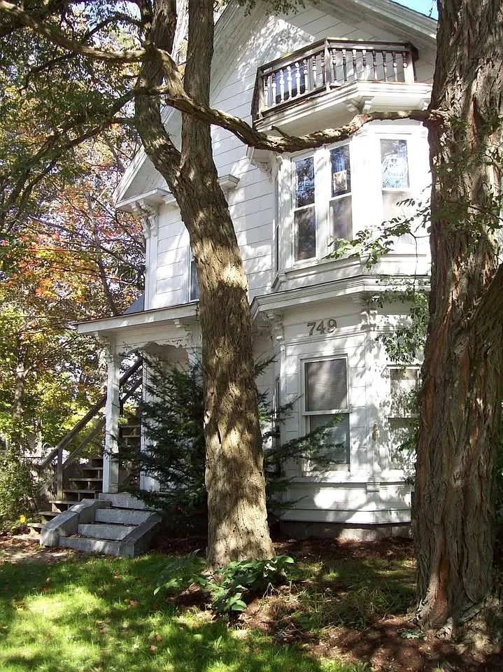 3 bed, 1200 sqft, $1,800 — Photo 1