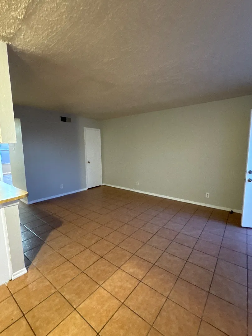 Unit Photo - 928 San Pedro Dr SE #4