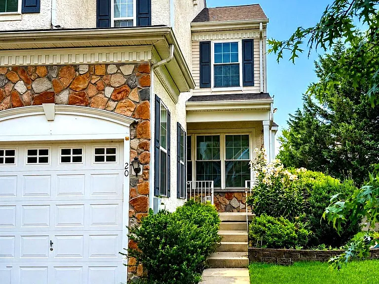 20 Carter Ln — Photo 2