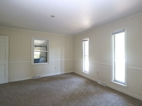3rd image of 104 Colonial Dr