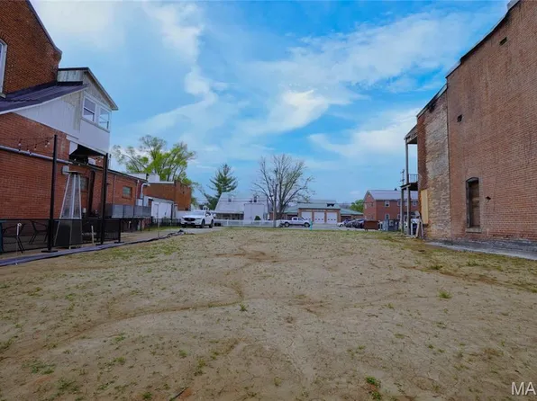 218 E 1st St, Hermann, MO 65041