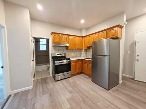 90 W 20th St #1E, Bayonne, NJ 07002