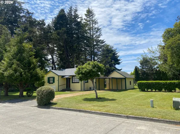 137 Michigan Ave NE, Bandon, OR 97411