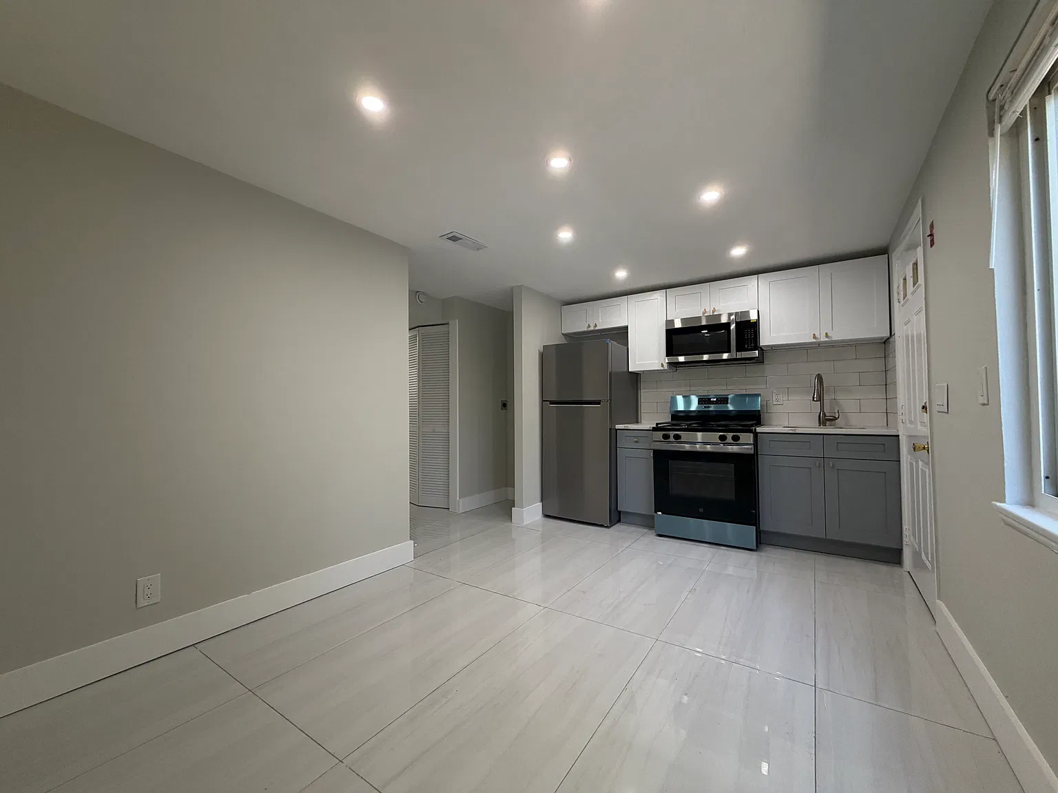 3 bed, $2,145 — Photo 1