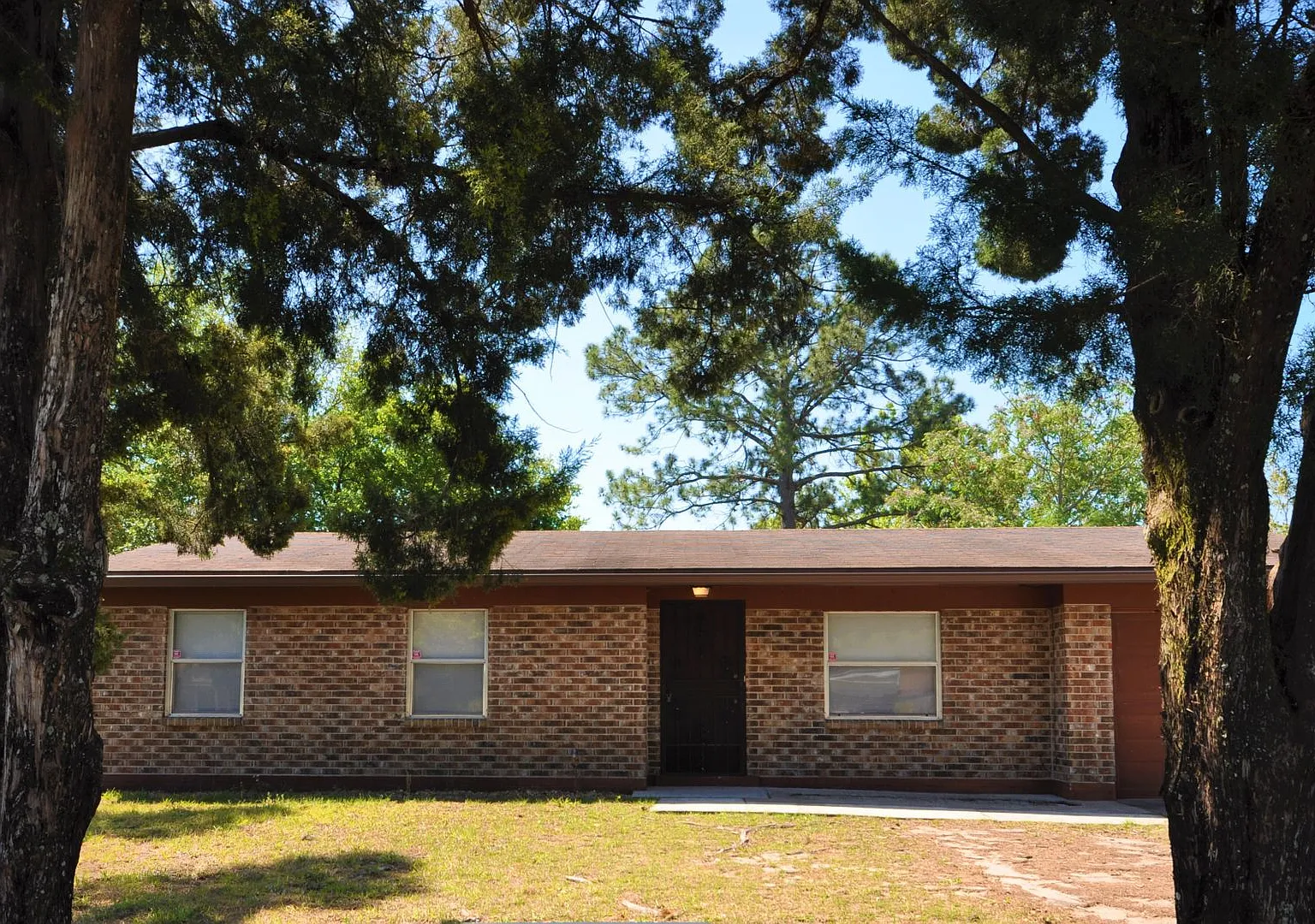 Remodeled 3/2 with huge yard in Sandalwood — Photo 1
