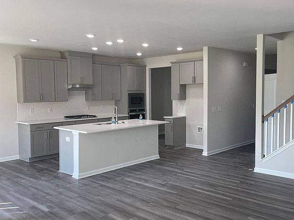 3rd image of 789 Riguard Way