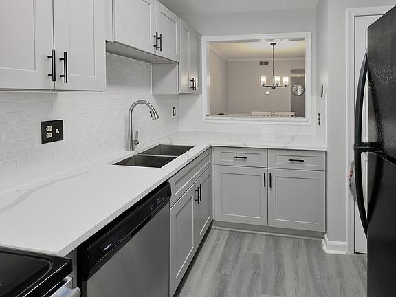 3rd image of 412 Oak Hollow Ct