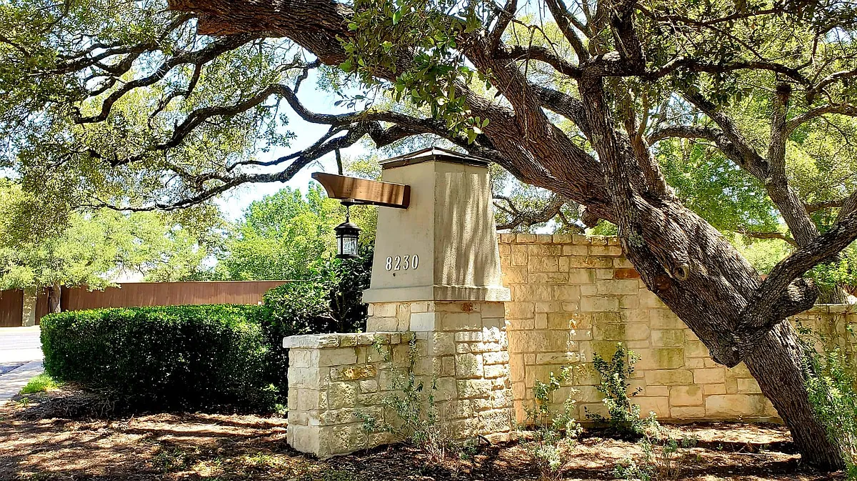 Building Photo - 8230 Spicewood Springs Rd