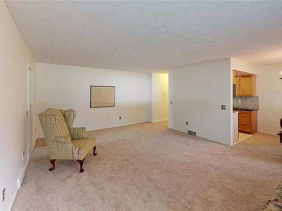 3rd image of 24 Colonial Pkwy APT A