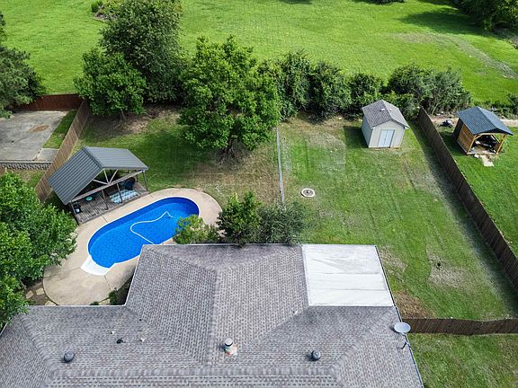 5th image of 907 Robin Ln