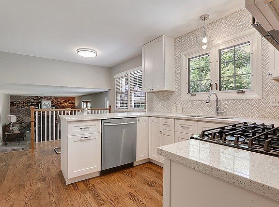 5th image of 1534 N Haddow Ave
