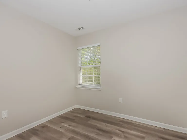 142 Hampshire Dr — Photo 11