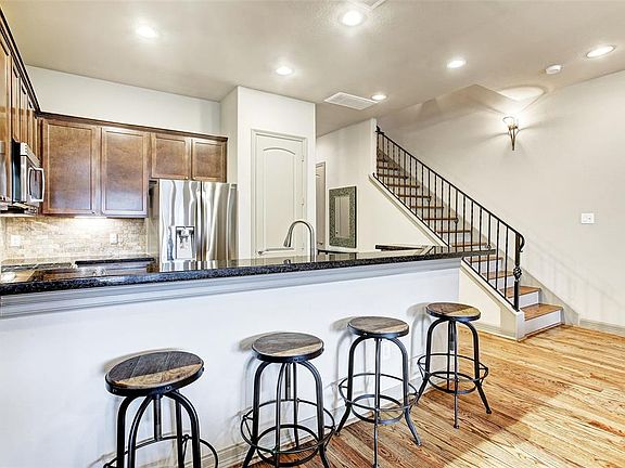 Fantastic breakfast bar has plenty of seating â this space is perfect for entertaining!