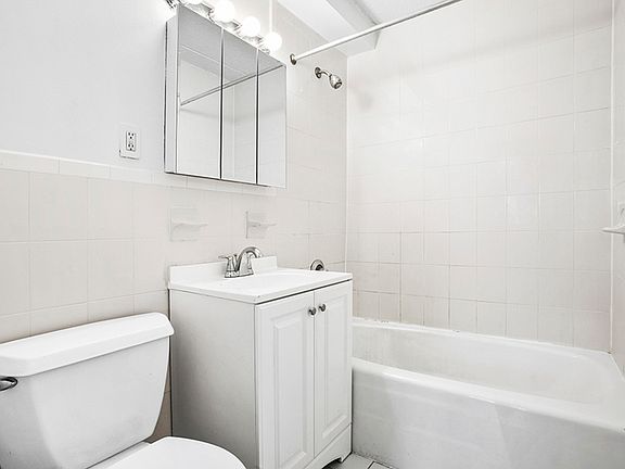 5th image of 1990 Lexington Ave APT 21D
