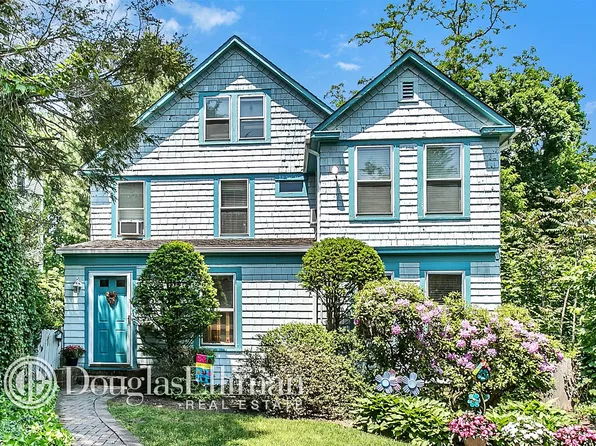 18 Locust Ln, Oyster Bay, NY 11771