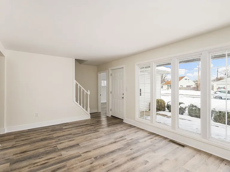 565 Virginia Cir W — Photo 5