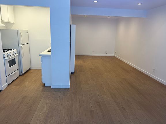 3rd image of 4712 Whitsett Ave #0