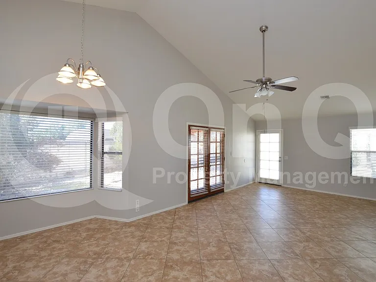 2808 E Nora St — Photo 10