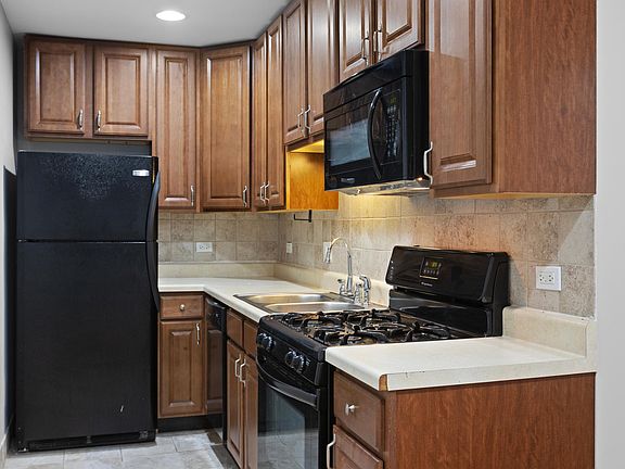4th image of 3161 N Cambridge Ave APT 305