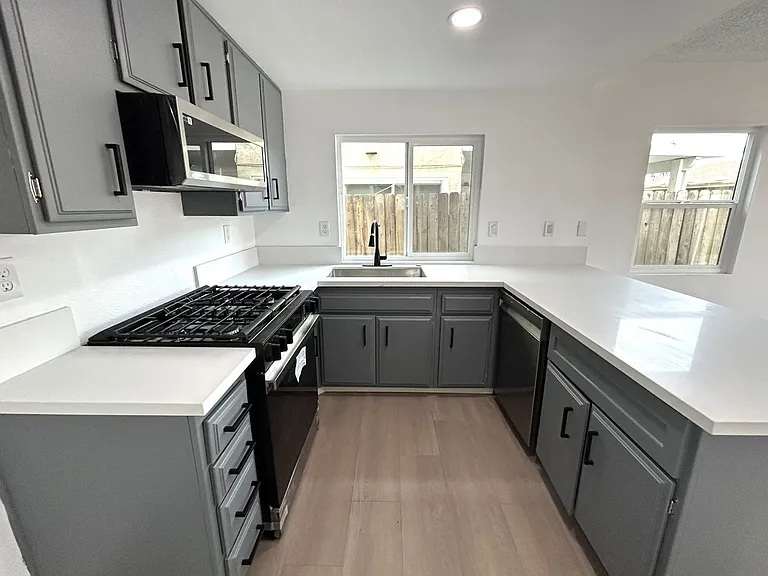 12040 Woodbridge Dr — Photo 3
