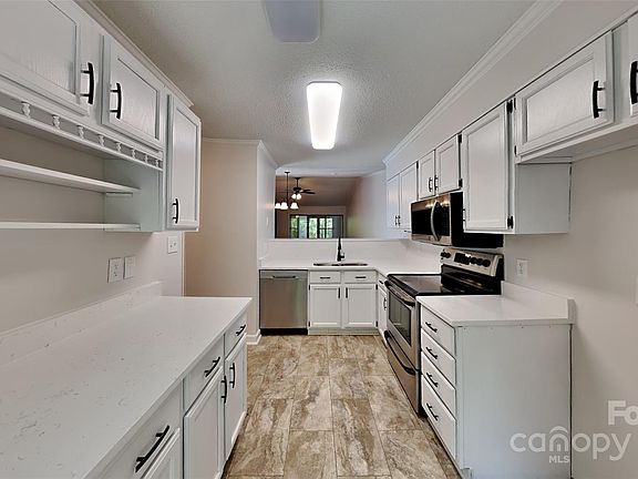 5th image of 824 Bridgewood Dr