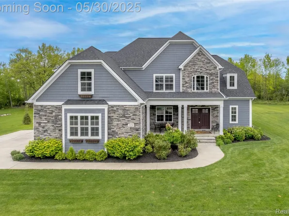 1036 Sugar Maple Ct, Fenton, MI 48430