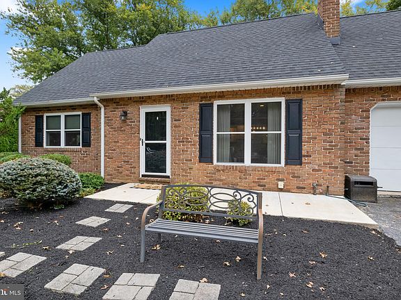 3rd image of 19 Sheffield Dr