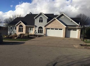 2489 Hacienda Dr, Dubuque, IA 52002