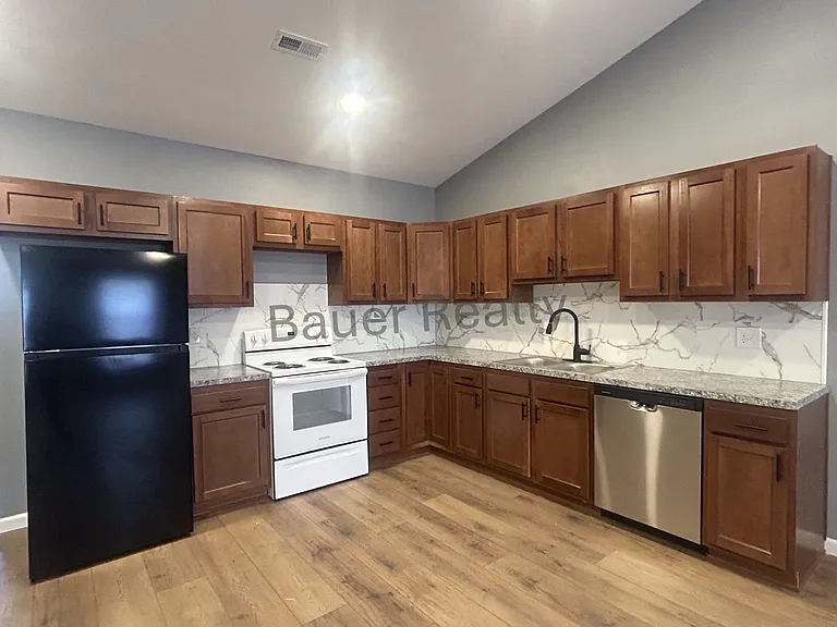 47 Grove Ave — Photo 34