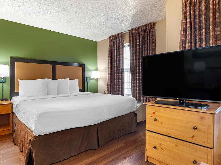 Deluxe Studio - 1 King Bed