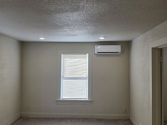 4th image of 718 Welch St