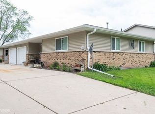 1671 Maness Ct, Sycamore, IL 60178