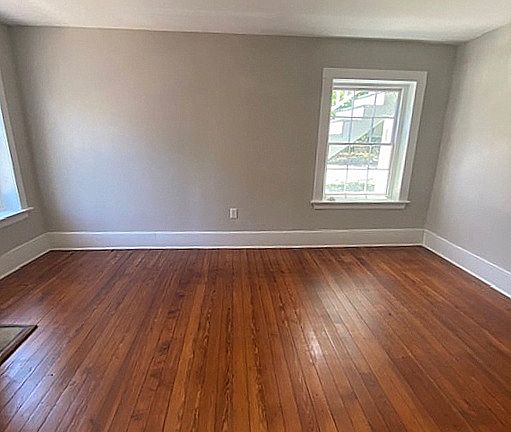 Bedroom w/ large closet