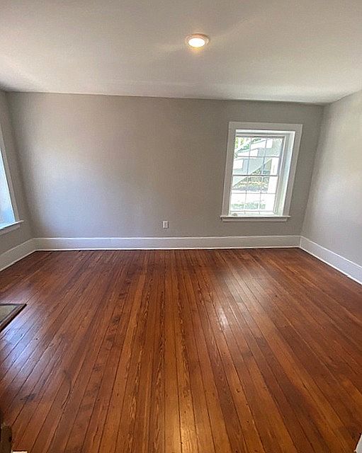 Bedroom w/ large closet