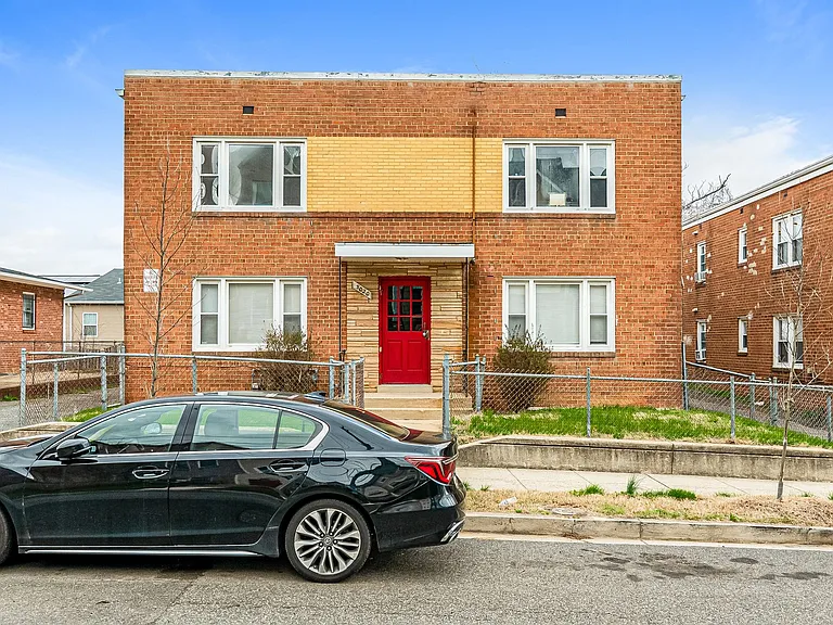 5020 Astor Pl SE — Photo 2