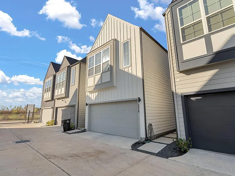 2928 Stevens St — Photo 2