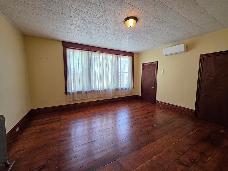 131 W Broadway — Photo 19