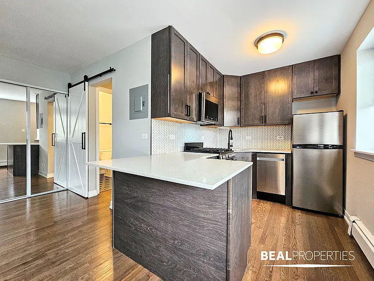 528 W Oakdale — Photo 18