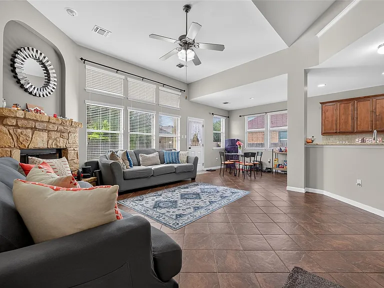 112 Latitude Ln — Photo 9