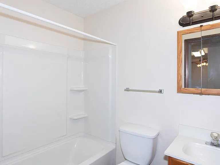 Fargo, ND Hartford Apartments | 11A | Bathroom