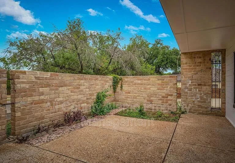 211 Beechwood Ln — Photo 4