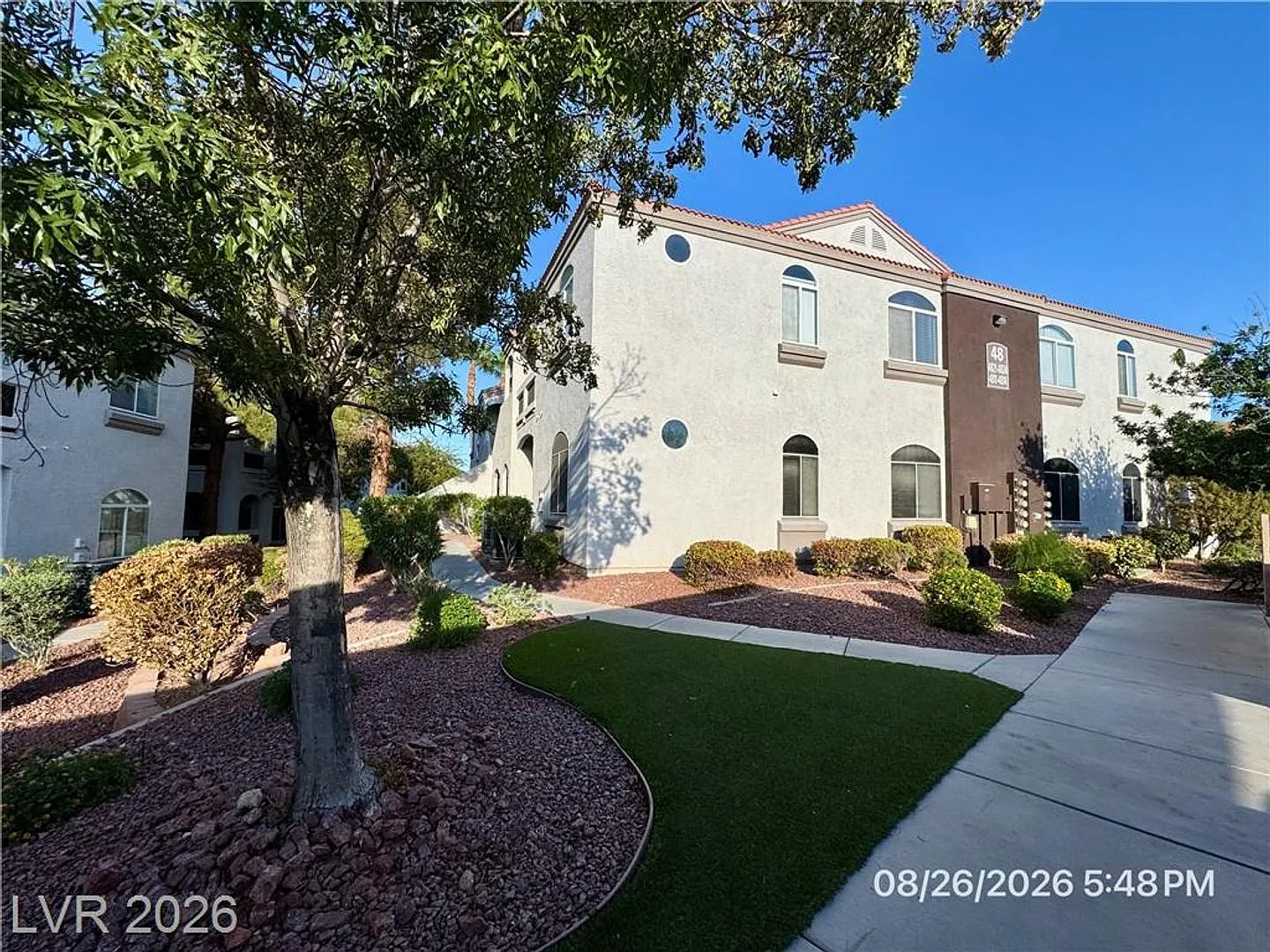 Beautiful Gated Henderson Condo with Fireplace, Balcony & Pool — Photo 2