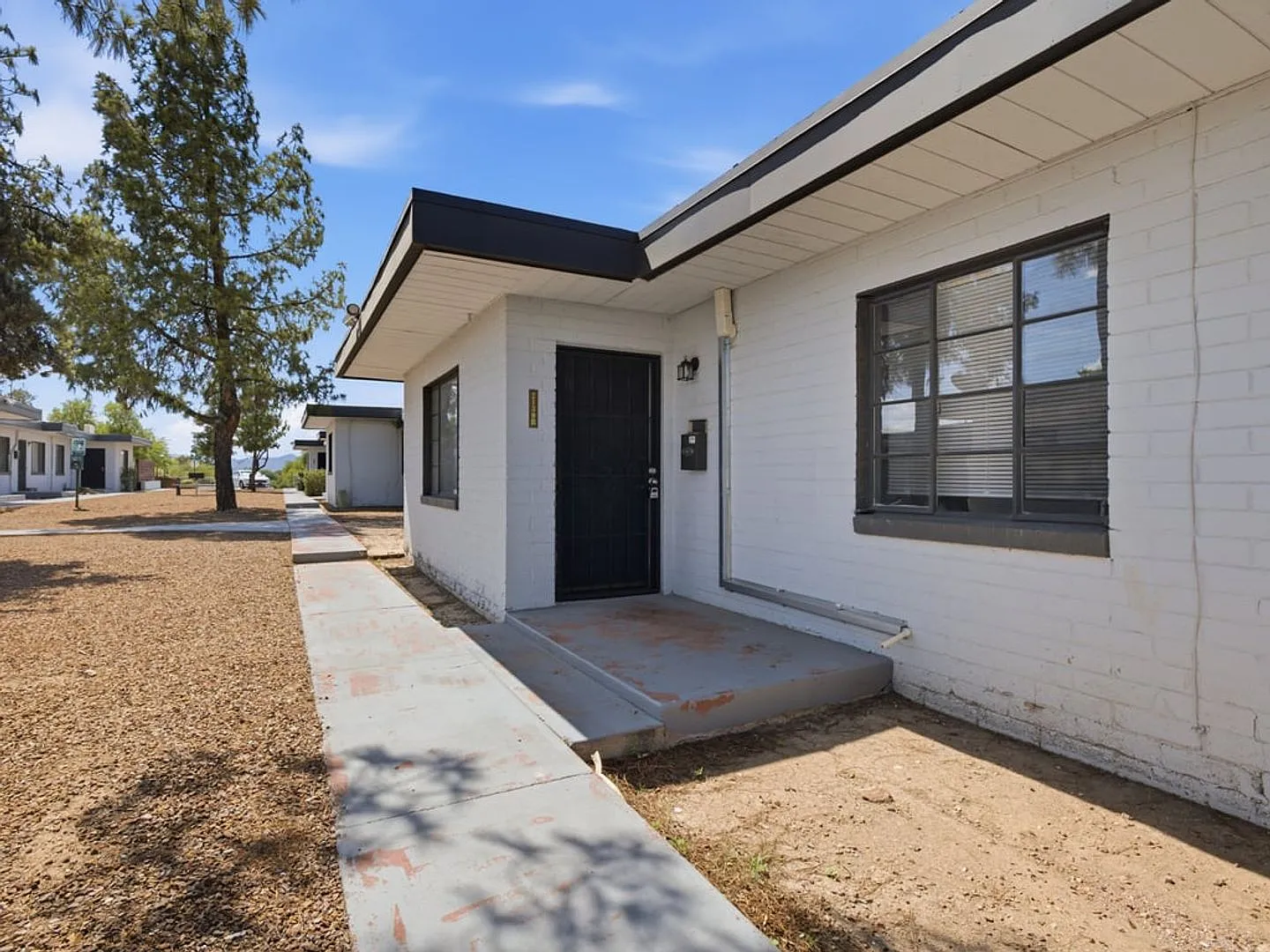 2 Bed 1 Bath with covered parking! — Photo 2