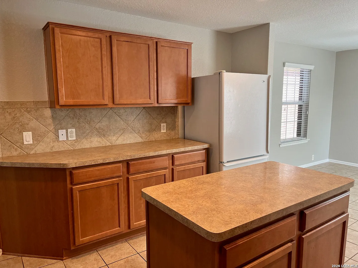 4 bed, 2.0 bath, 2076 sqft, $1,995 — Photo 3