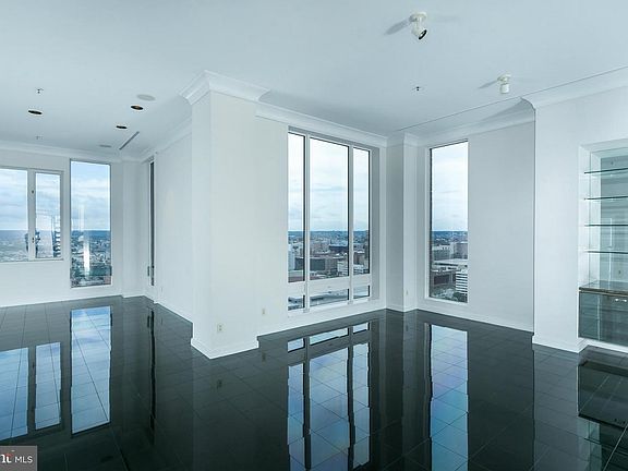 4th image of 10 E Lee St Unit 2708