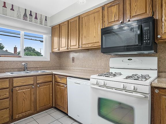 3rd image of 578 Belton St