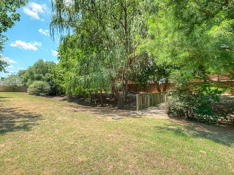 304 Eccell Ct — Photo 18